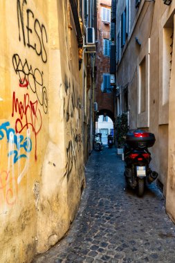 Rione Sant Angelo, Roma, İtalya 'da Vicolo dei Falegnami adında gölgeli bir sokak..