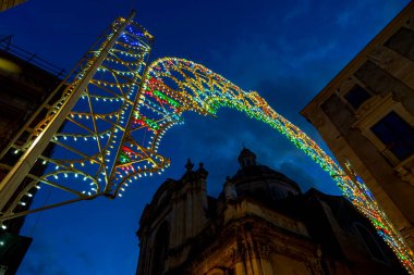 Aziz Agatha bayramı için aydınlanmış kemer Via Etnea üzerinde Chiesa San Michele Arcangelo ai Minoriti arka planda Catania, İtalya.