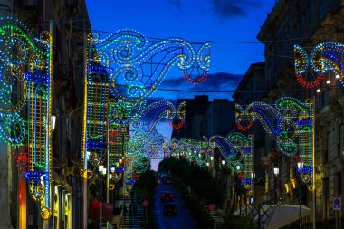 İtalya, Catania 'daki Aziz Agatha bayramı sırasında Antonio di Sangiuliano boyunca aydınlık kemerler.