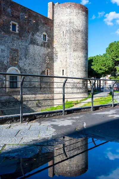 Castello Ursino, Catania, Sicilya, İtalya 'nın bitişiğindeki su birikintisindeki silindirik köşe kulesinin yansıması.