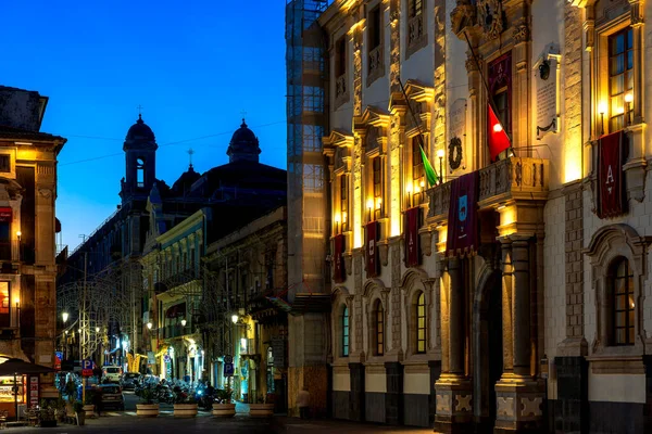 Palazzo degli Elefanti Catania, Sicilya, İtalya 'da alacakaranlıkta aydınlık yüzüyle.