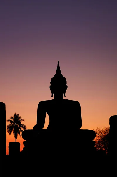 Silhouette de Bouddha au coucher du soleil à Sukhothai — Photo