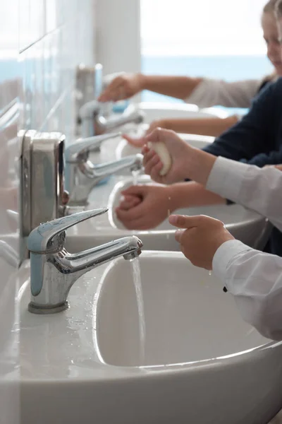 Діти Миють Руки Школі Оболонки Вишиваються Поспіль Студенти Ретельно Миють — стокове фото