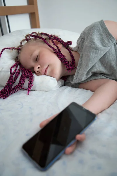 Girl Fell Asleep Phone Her Hand Child Lying Bed Holding — Stock Photo, Image