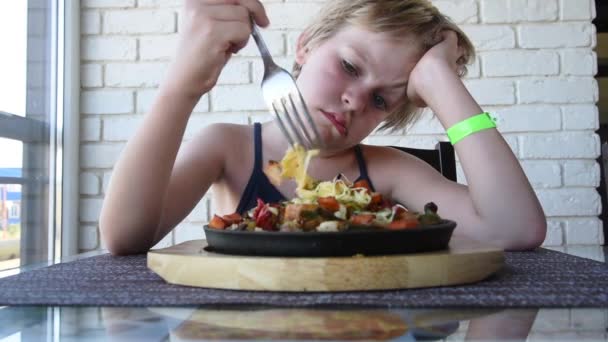 Çocuk rostoya bakıyor. İştah yok. Kız bir şey yemek istemiyor. İştahsızlık kavramı — Stok video