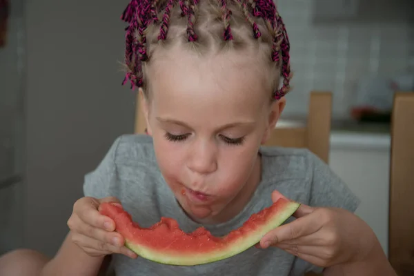 Menina Bonita Com Tranças Comendo Melancia Uma Menina Cozinha Morde — Fotografia de Stock