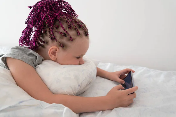 Girl Pigtails Lying Bed Playing Mobile Phone Communication Tools Concept — Stock Photo, Image