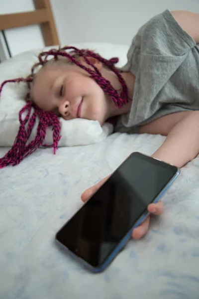 Fille Est Endormie Avec Téléphone Main Enfant Est Couché Dans — Photo