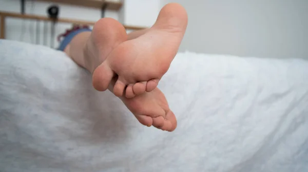 Die Füße Des Kindes Hingen Bett Das Kind Liegt Auf — Stockfoto