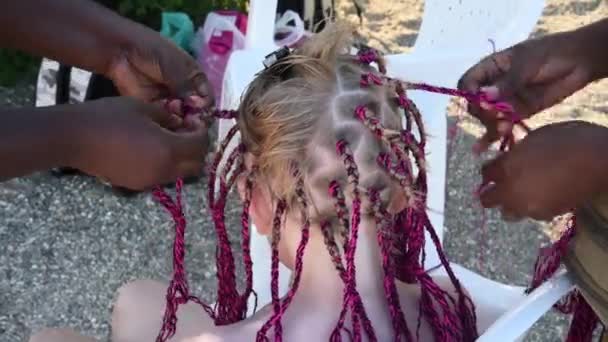 Процес ткацтва африканських колючок. Дівчата колючі афро-американські коси. Мода і краса — стокове відео