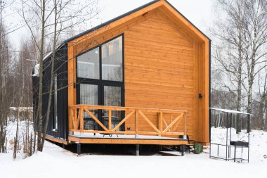 Barnhouse tarzı ev. Ev karla çevrili. Kış ve buz. Mimari biçim.