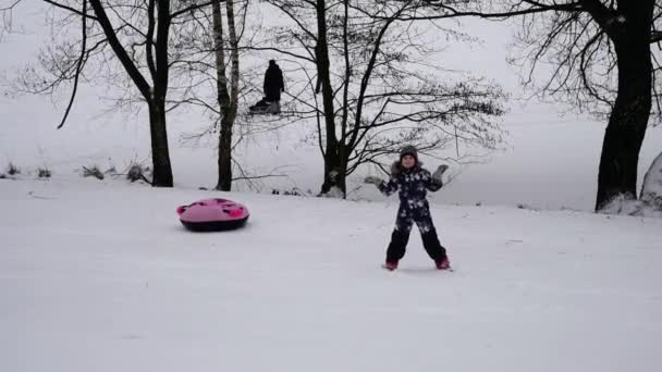 Ein Kind Winterkleidung Tanzt Schnee Winterspaß Gute Laune Emotionen — Stockvideo