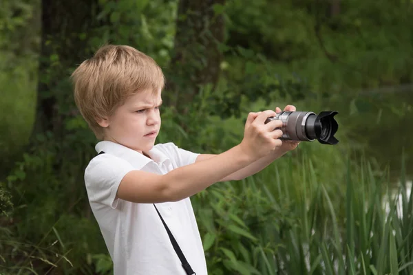Dítě Fotí Mladý Fotograf Dítě Podívá Obrazovku Kamery — Stock fotografie
