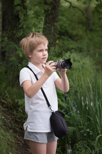 Dítě Fotí Mladý Fotograf Dítě Podívá Obrazovku Kamery — Stock fotografie