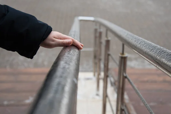 Una Mano Toca Los Pasamanos Congelados Lluvia Helada Temporada Fría —  Fotos de Stock