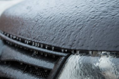 Arabanın kaputu buzla kaplı. Donmuş yağmur doğal bir fenomen. Doku.