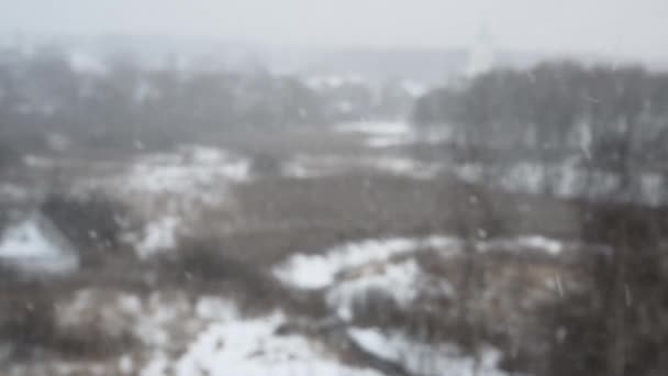 Sataa lunta. Pehmeällä videolla. Taustaa. Talvi sää. Lumihiutaleet lähellä — kuvapankkivideo