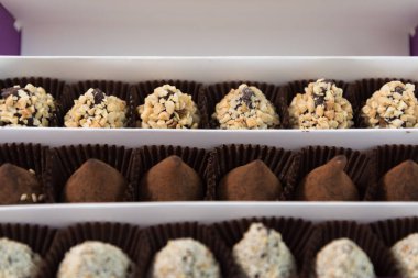 Kutuda farklı çikolata sıraları var. Hediye ya da selamlaşma. Şenlikli tatlı.