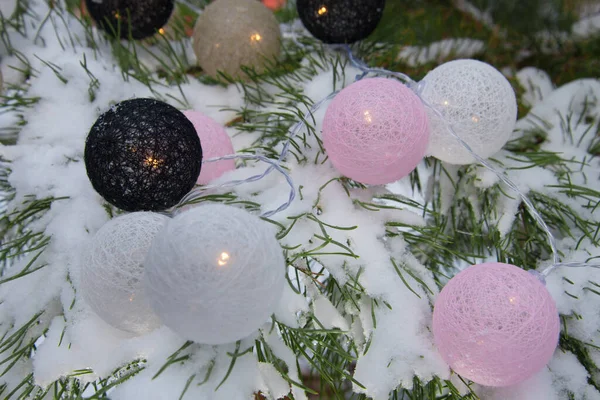 Nieuwjaarsachtergrond Met Sneeuw Bedekte Sparren Poten Bevinden Zich Ballen Slingers — Stockfoto