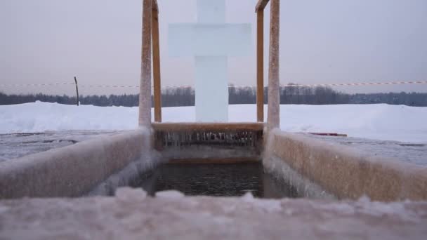 Díra Koupání Svátek Epiphany Venkovní Bazén Jezero Kříž Ledu — Stock video