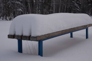 Karla kaplı bir dükkan. Büyük bir kar tabakası. Anormal kar yağışı. Büyük miktarda kar kavramı..