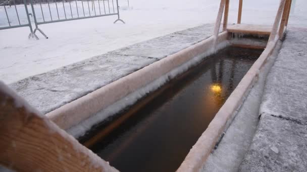 Un agujero para bañarse en la fiesta de la Epifanía. Piscina al aire libre, el lago. Una cruz hecha de hielo — Vídeos de Stock