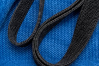 Yukarıdan manzara. Judo dersleri için kimono ve siyah kuşak. Kimono mavi. Arkaplan, doku.