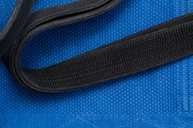 Yukarıdan manzara. Judo dersleri için kimono ve siyah kuşak. Kimono mavi. Arkaplan, doku.