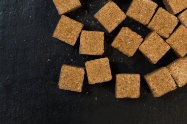 Çubuk şeker, üst manzara. Siyah arka plan. Esmer şeker dokusu