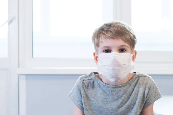 Ein Kind in medizinischer Maske - ein Porträt. Das Kind blickt in die Linse. Virenschutzkonzept. Allergie — Stockfoto