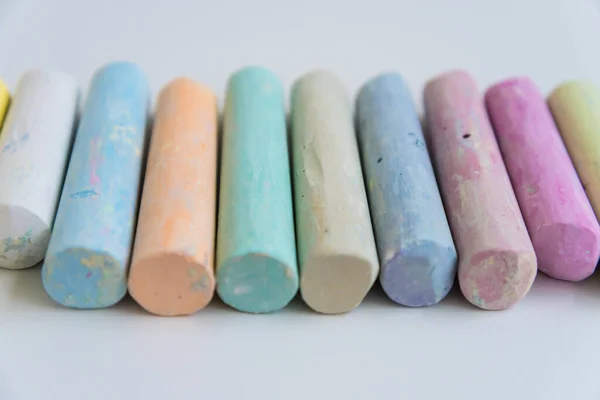 Crayones de colores, dispuestos en fila. Vista superior, primer plano. Fondo, textura. Banner. — Foto de Stock