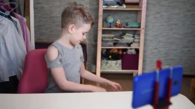 Modaya uygun kız blogcu bir akım yönetiyor. Çocuk onun için bir elbise ve ayakkabı gösteriyor. Evdeki güzel bir çocuk abonelerine modadan bahsediyor.