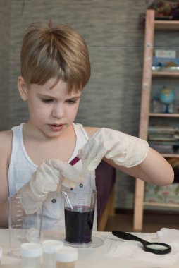 Bir çocuk kimyagerin bilimsel deneyleri vardır. Çocukça duygulara kapan. Genç bir doğa bilimci. Evde kimyasal deneyler