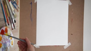 Sanatçılar rkka renkleri karıştırır ve kalp çizer. Sevgililer Günü. Aşk konsepti. Aşkı bekliyorum. Dikey video