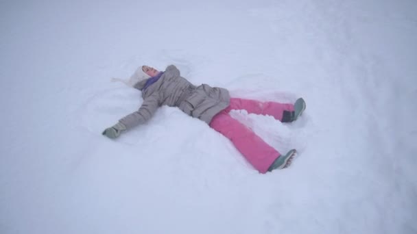 Criança Está Neve Com Prazer Faz Anjo Muita Neve Geada — Vídeo de Stock