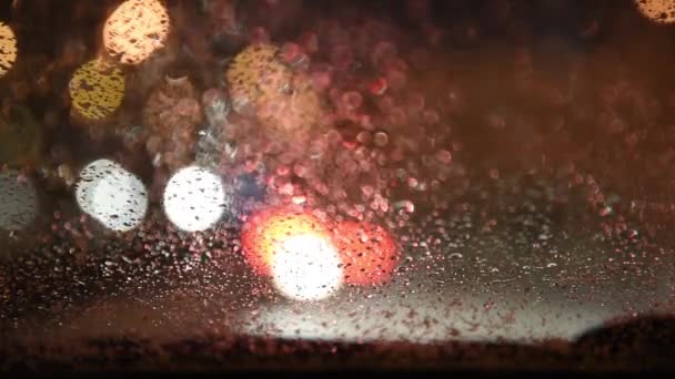 Θέα Από Αυτοκίνητο Προς Φώτα Της Νυχτερινής Πόλης Αυτοκίνητο Θερμαινόμενο — Αρχείο Βίντεο