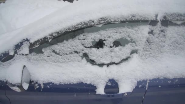 Auto Bedekt Met Sneeuw Het Autoraam Een Smiley Getekend Lachen — Stockvideo