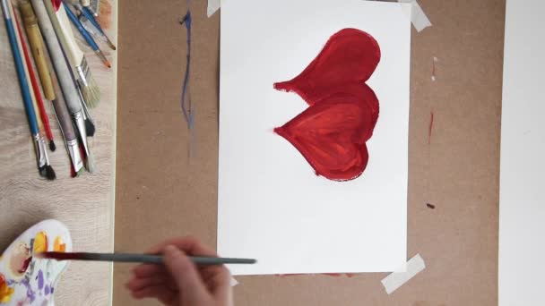 Die Hand Einer Frau Zeichnet Zwei Herzen Auf Die Leinwand — Stockvideo
