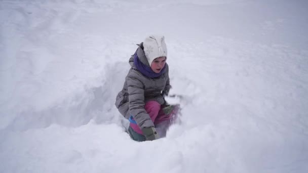 Das Mädchen Wühlt Schnee Das Kind Spielt Mit Viel Schnee — Stockvideo