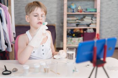 Çocuk blogcu yayın yapıyor. Ev mobilyaları. Canlı kimyasal deneyler. Biyolojik deneyler. Yetenekli çocuk, dahi çocuk.