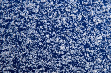 Arka plan, taze kar dokusu. Kar taneleri yakın plan. Yılın kış zamanı.