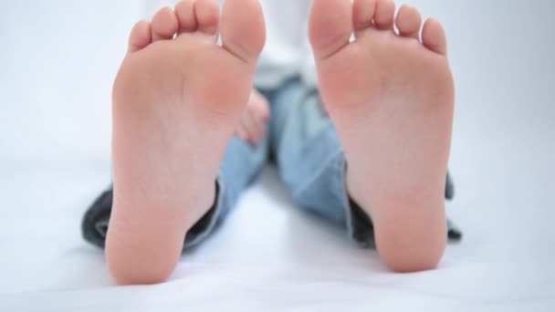 Baby feet close up. The child is sitting, healthy healthy feet without signs of flat feet — Vídeo de Stock