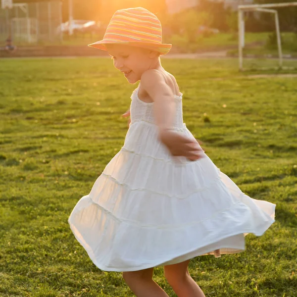 Petite fille danse et tourbillonne au soleil. Insouciance et bonheur — Photo