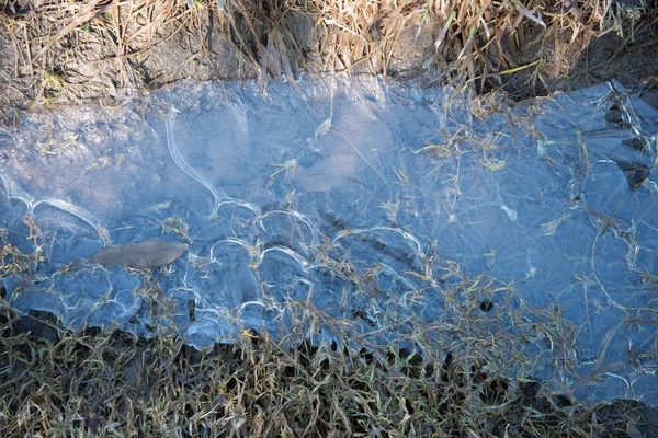 위에서 본 모습. 얼어붙은 흙탕물. 얼음은 자연적 인 형태를 이루었습니다. 추상적 인 개념 — 스톡 사진