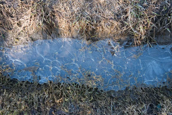 Vue d'en haut. De la flaque congelée. La glace a formé un motif naturel. L'abstraction — Photo