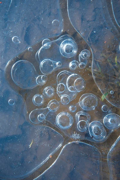 Estrutura de gelo com círculos aéreos. Nó abstrato natural, tons azuis — Fotografia de Stock