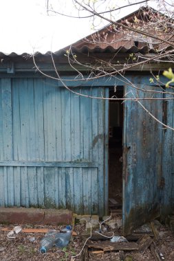 Terk edilmiş eski bir binaya giriş. Her yerde ıssızlık izleri var. Yıkım ve terk edilme. Terk edilmiş bina
