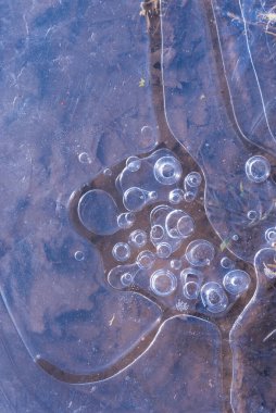 Buz yapısı. Mor tonlarda soyut illüstrasyon. Arka plan, donmuş su dokusu. Pencereye buzlu çizimler