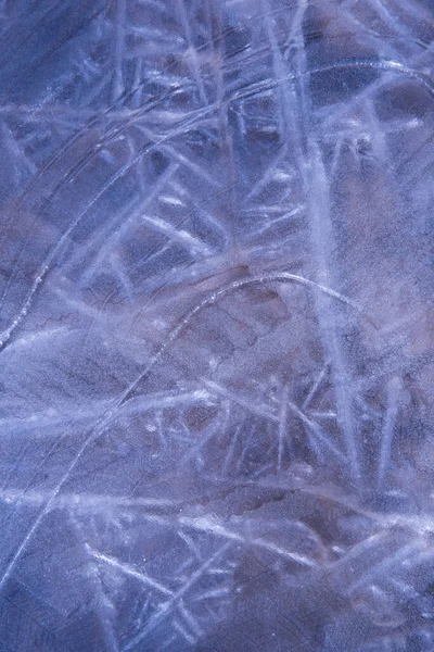 冰的结构。摘要用紫色调进行摘要说明.背景，冰水的质地。窗上的霜冻图画 — 图库照片