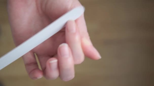 Les mains des femmes se rapprochent. La fille fait une manucure. Lime à ongles — Video